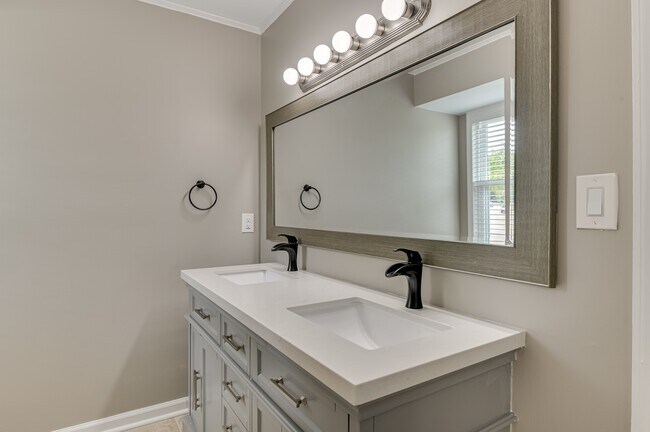 Building Photo - 454 Windtree Pl