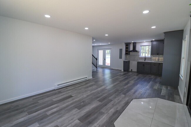 Building Photo - 1080 West Side Dr