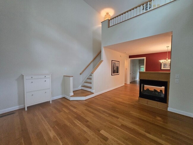 Building Photo - Stylish 3BR, 3BA Townhouse – Prime Locatio...