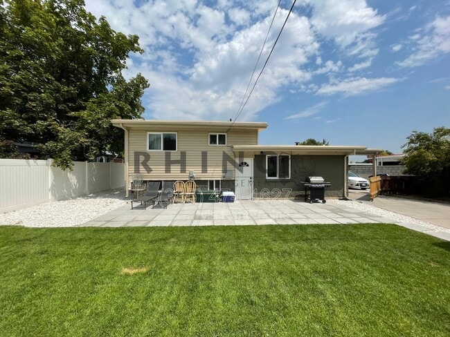 Building Photo - 1993 Champagne Ave