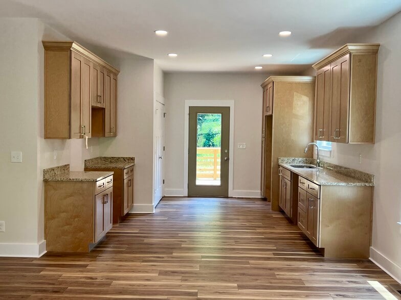 Building Photo - 3912 Meadow Ln