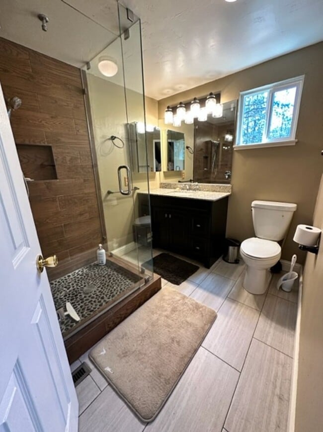 Building Photo - Lovely 5Bd pet friendly home available for rent now!! Home is ready for a long term renter! Call ...