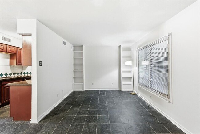 Building Photo - 505 W 7th St