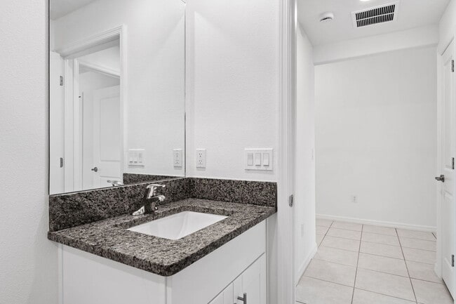 Building Photo - Like New 3/2 in Wimauma