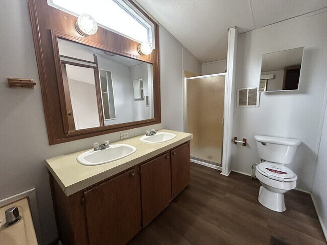 Building Photo - Mobile Home For Rent