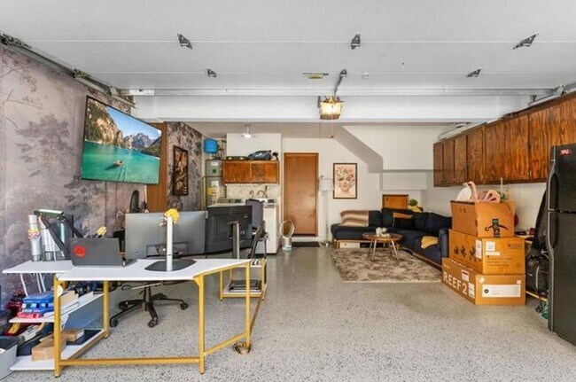 Building Photo - 3 Bedroom Townhouse