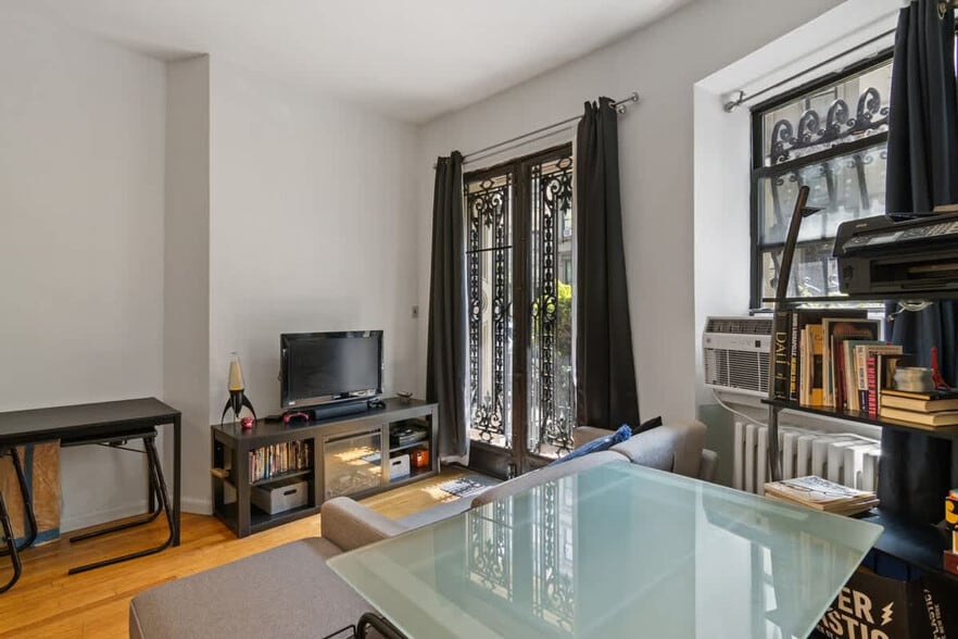 Building Photo - 43 W 85th St