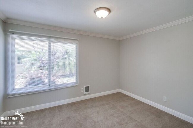 Building Photo - Stylish 2Bdm 1Ba Condo in Gated Clairemont Mesa Community!
