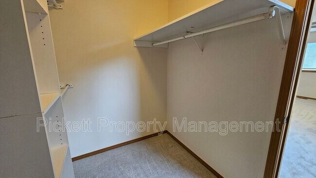 Building Photo - 12220 Ravena Pl NW