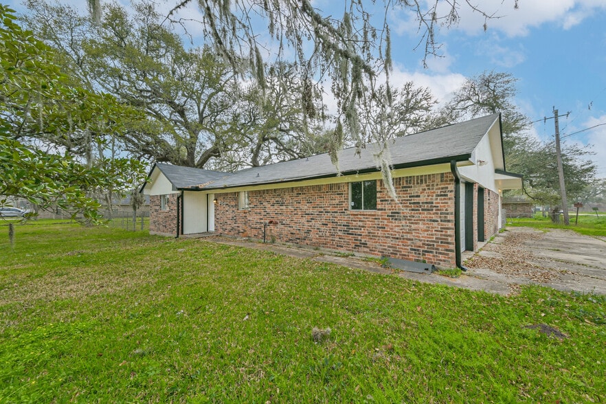 Building Photo - 202 Lakewood Dr