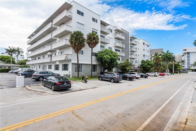 Building Photo - 9700 W Bay Harbor Dr