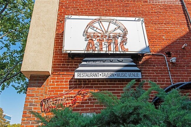 Building Photo - 417 E College Ave