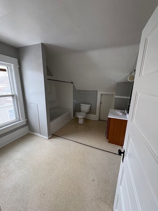 Building Photo - 2 bd 1.5 bath single family home