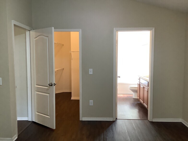 Building Photo - 9312 Hidden Water Cir