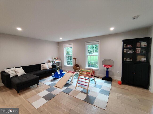 Building Photo - 9051 Laurel Hill Ct