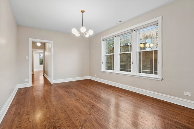 Building Photo - 4932 N Ridgeway Ave