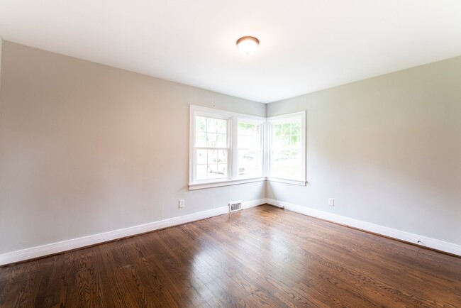 Building Photo - 3BR/2BA Ranch Near The Desirable Highlands!
