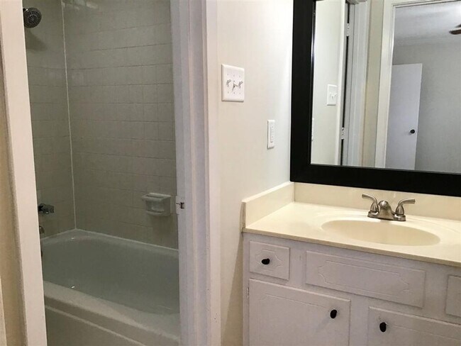 Building Photo - 5155 Wayneland Dr