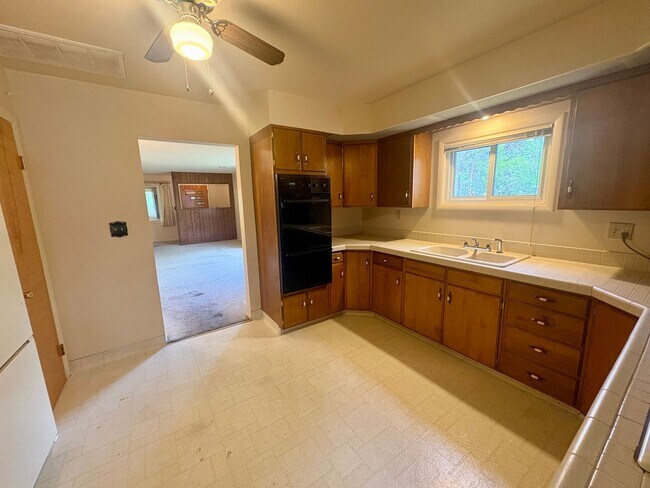 Building Photo - 4 Bedroom 2 Bathroom Furnished Rental