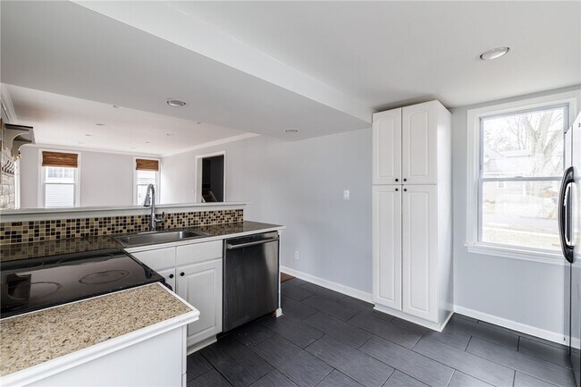 Building Photo - 7 Beardsley St