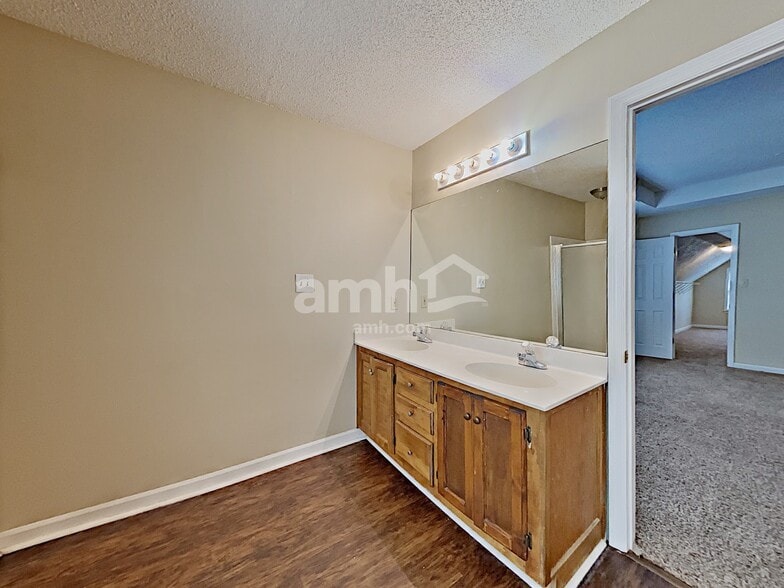 Building Photo - 1300 Summit Point Ln