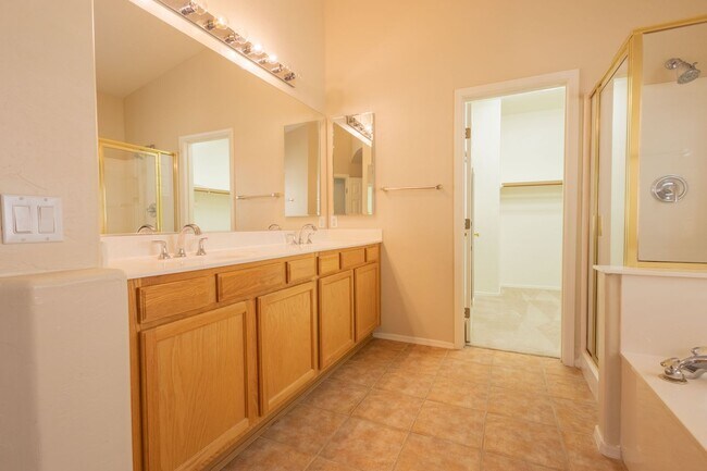 Building Photo - 3 Bedrooms 2 Bathrooms