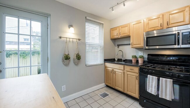 Building Photo - 305 E Cabot St