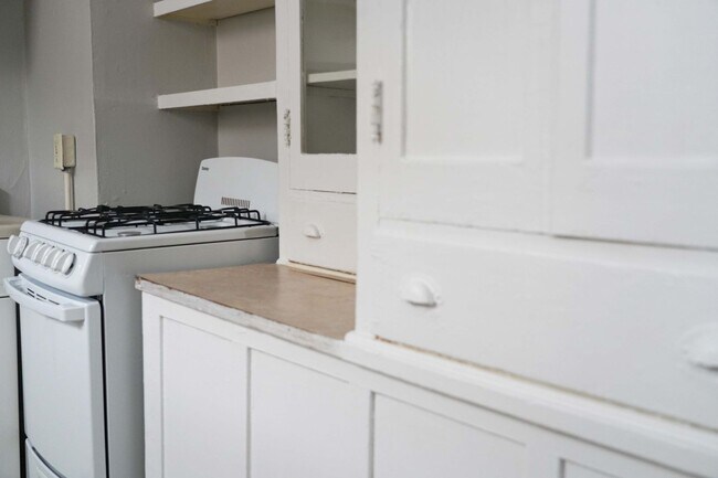 Building Photo - 3027 Clifton Ave