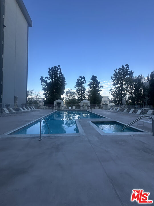 Building Photo - 100 S Doheny Dr