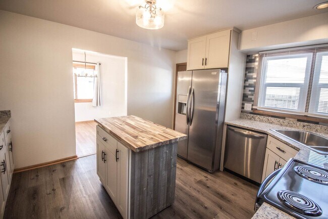 Building Photo - 706 North St