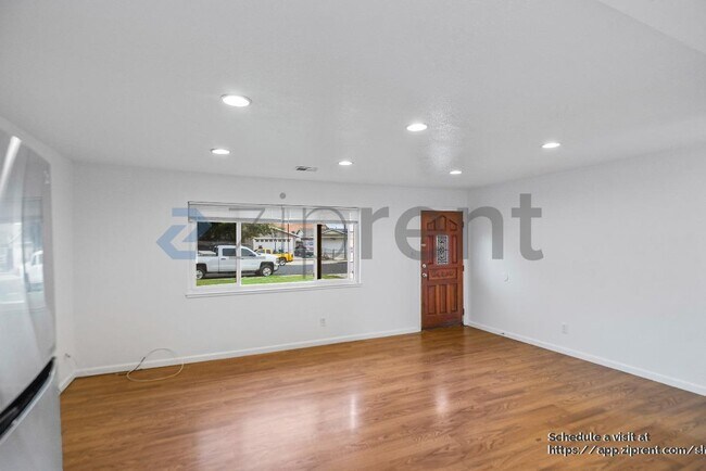 Building Photo - 909 N Estates Dr