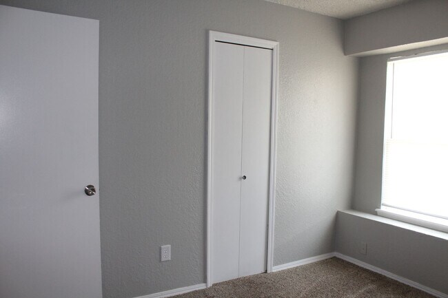 Building Photo - 3 bed 2 bath