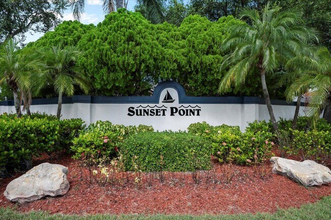 Building Photo - 12127 Sunset Point Dr