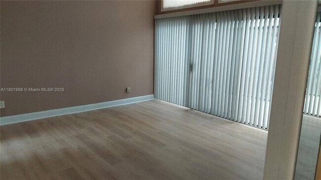 Building Photo - 2675 Parkview Dr S