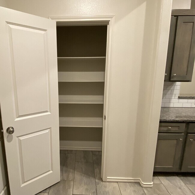 Building Photo - Don't miss out on this move in special of ...