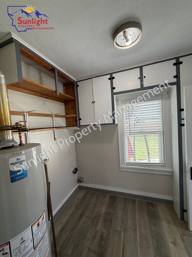 Building Photo - 2 Bed, 1 Bath Home with Detached Garage, Fenced Yard, and Built-In Storage