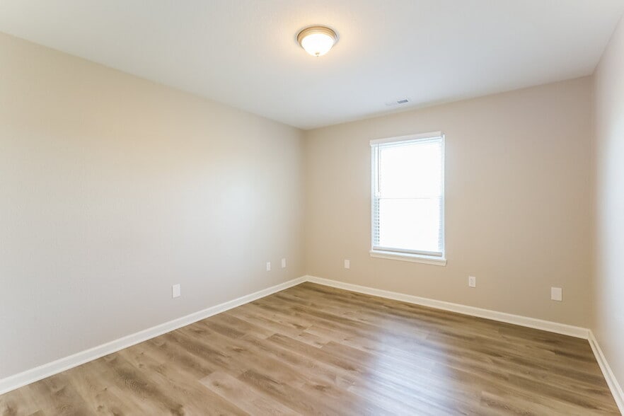 Building Photo - 450 Lake Shore Ct