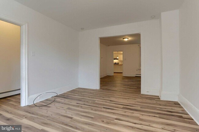 Building Photo - 825 Scull St