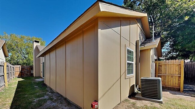 Building Photo - 10356 Chelmsford Dr
