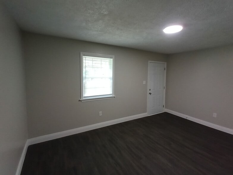 Building Photo - 47 Oakwood Dr