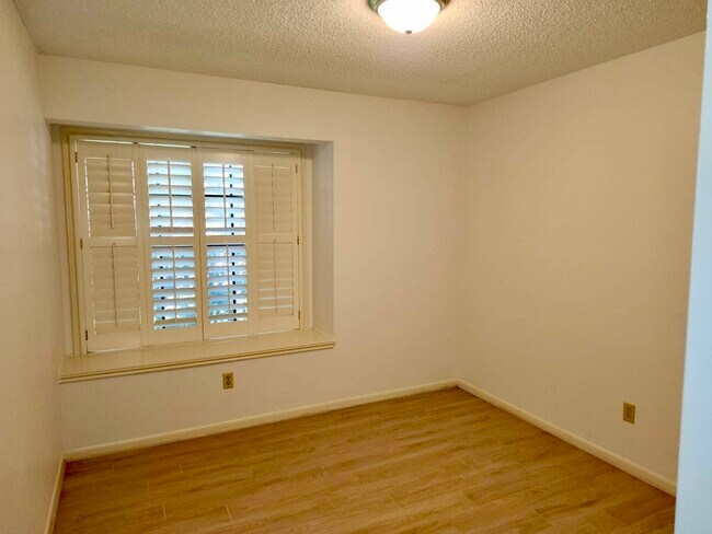 Building Photo - 2118 Hickory Lawn Dr