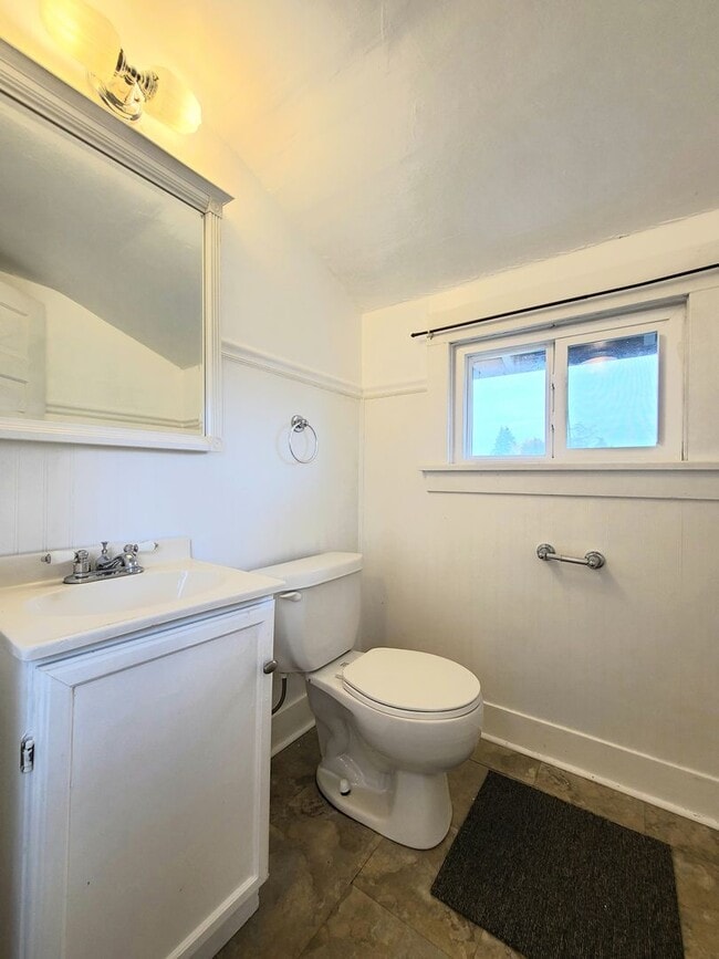 Building Photo - Charming 3 Bed/1.5 Bathroom in North Evere...