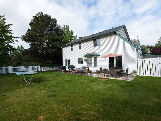 Building Photo - 1810 NE Estate Dr