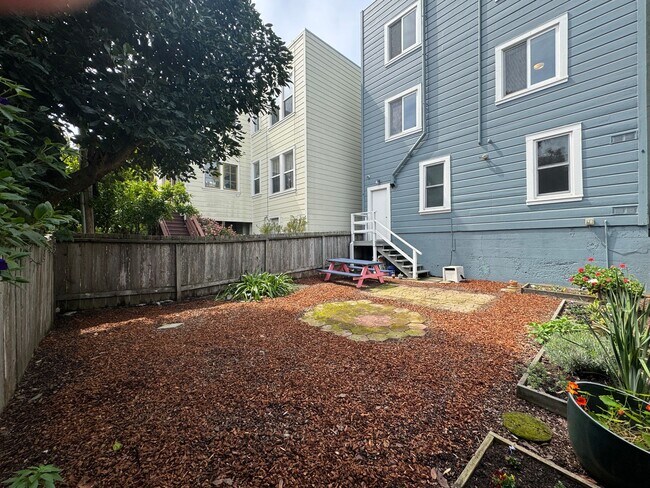 Building Photo - Bernal/Mission/Noe: Updated Flat w/ Shared...
