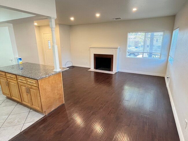 Building Photo - Belle