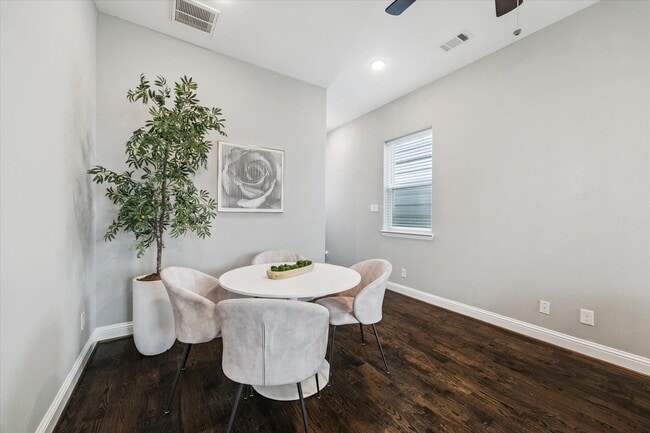 Building Photo - 5443 Camaguey St