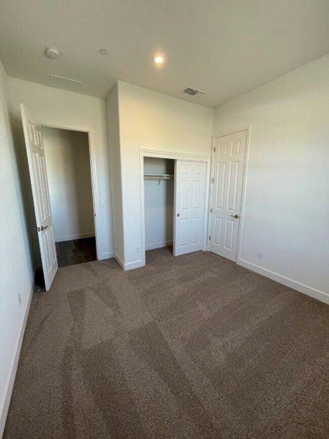 Building Photo - Fabulous Single Level 4 Bedroom in 95757