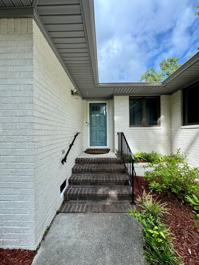 Building Photo - 303 Long Leaf Dr