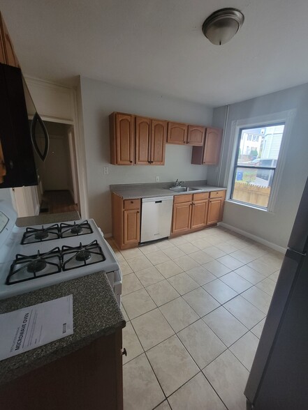 Kitchen - 76 Bellevue St