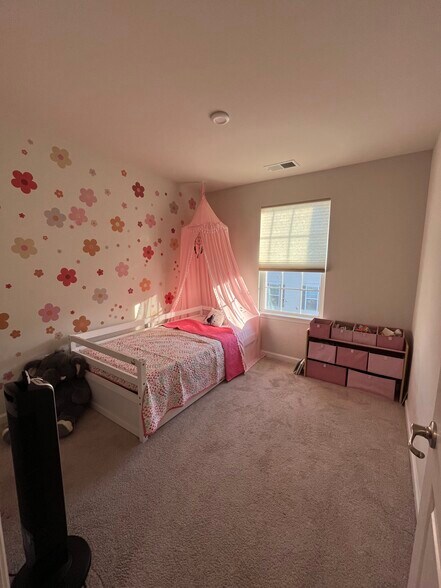 Building Photo - 221 Bamboo Dr